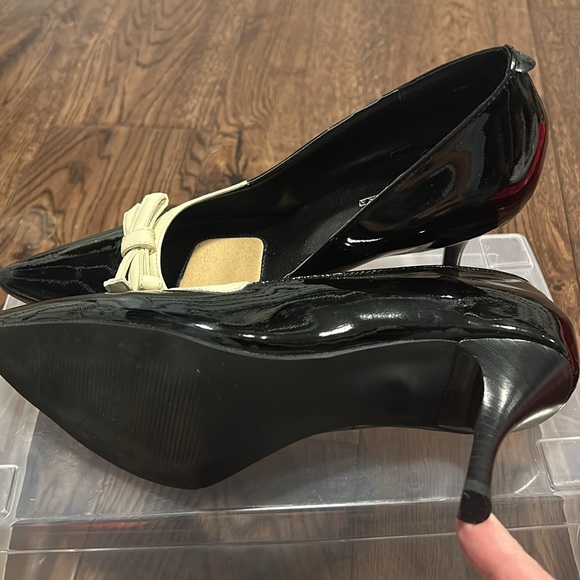NEW PRICE!  NWOT Audrey Brooke black patent heels. - Picture 4 of 6